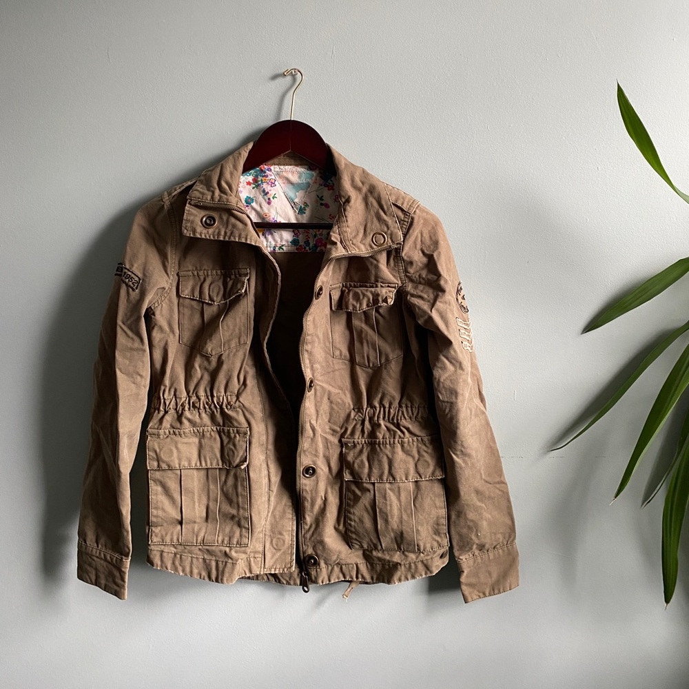 O’Neill khaki / green jacket. Fun floral print on inside 💐